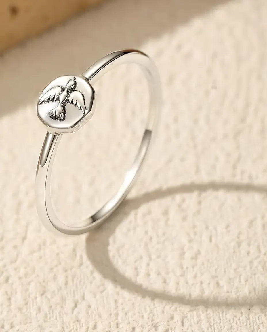 Anello sigillo con colomba - Argento 925, sigillo ottagonale da 6 mm e gambo sottile da 1,2 mm, da impilare