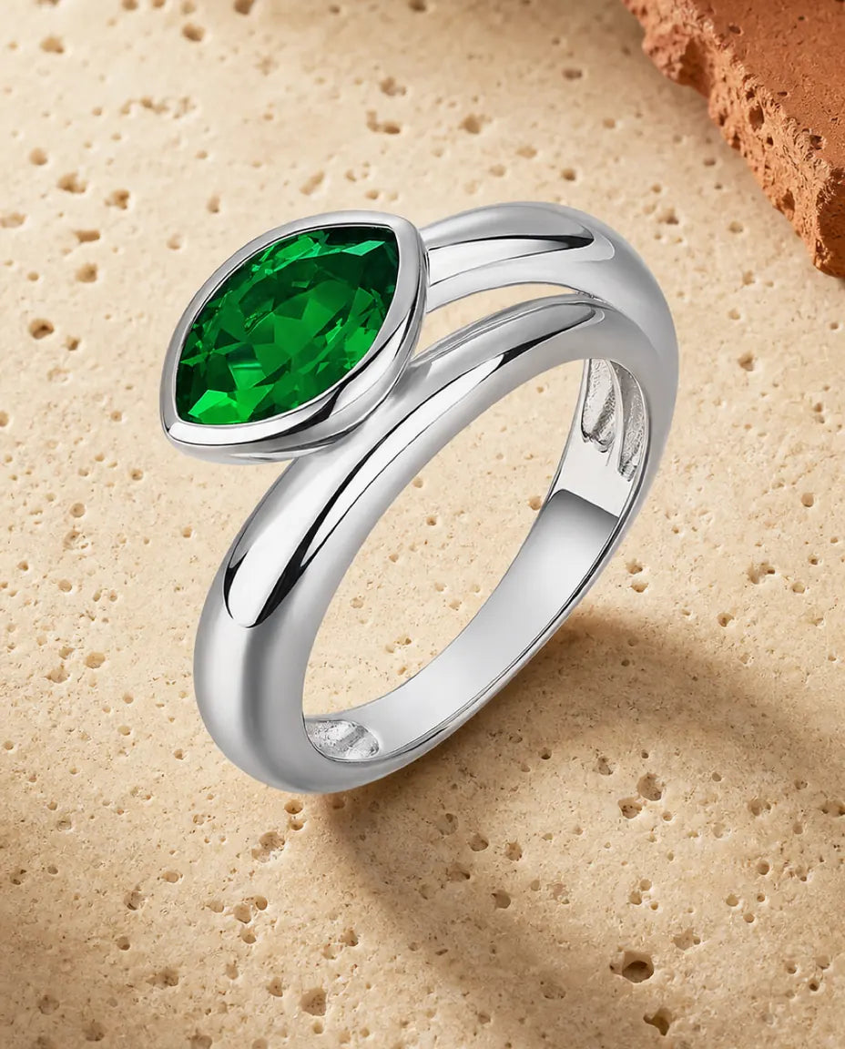 Anello Smeraldo Creato in Laboratorio – Marquise Est-Ovest a Castone, Fascia Larga in Argento 925