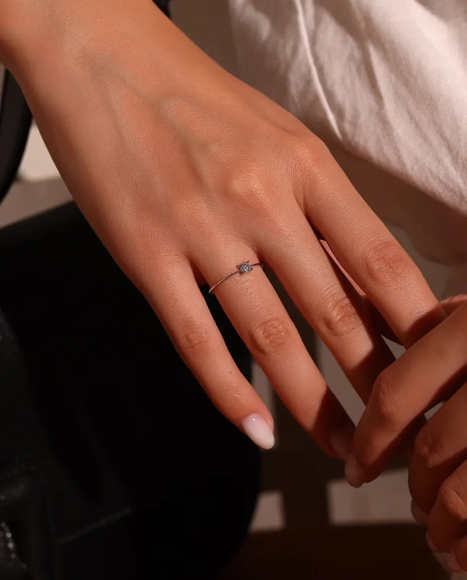 Anello Solitario Moissanite Sottile in Argento 925 - indossato al dito da una modella, primo piano