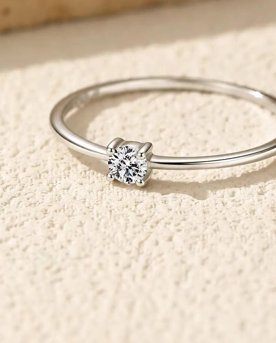 Anello Solitario Moissanite Sottile in Argento 925 - primo piano della moissanite con montatura a quattro griffe