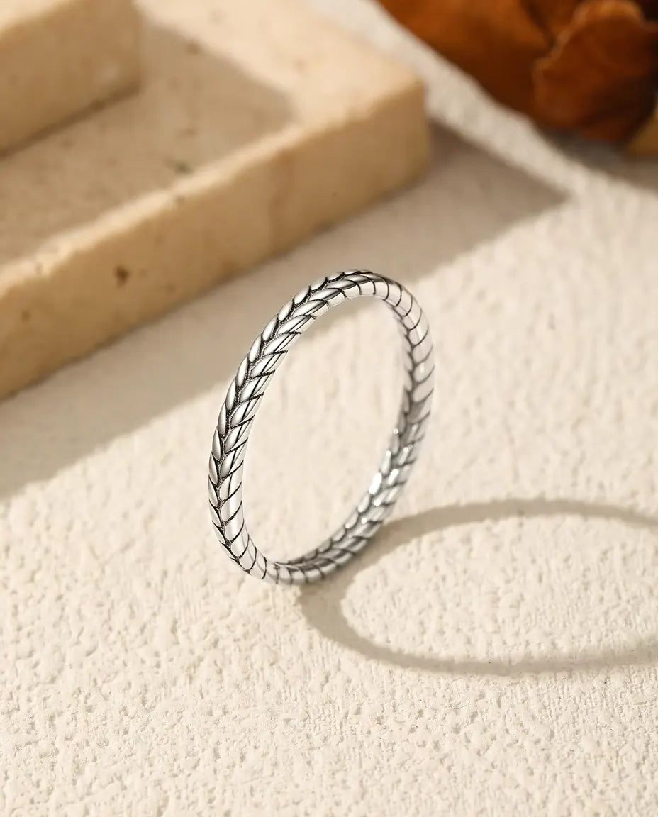 Anello Spiga di Grano in Argento 925 - in piedi su una superficie chiara ruvida
