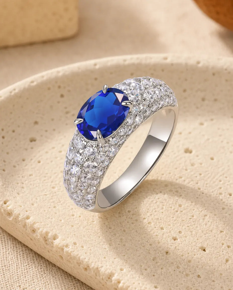 Anello Zaffiro Ovale Creato in Laboratorio – Fascia Bombata Tutta Pavé, Argento 925