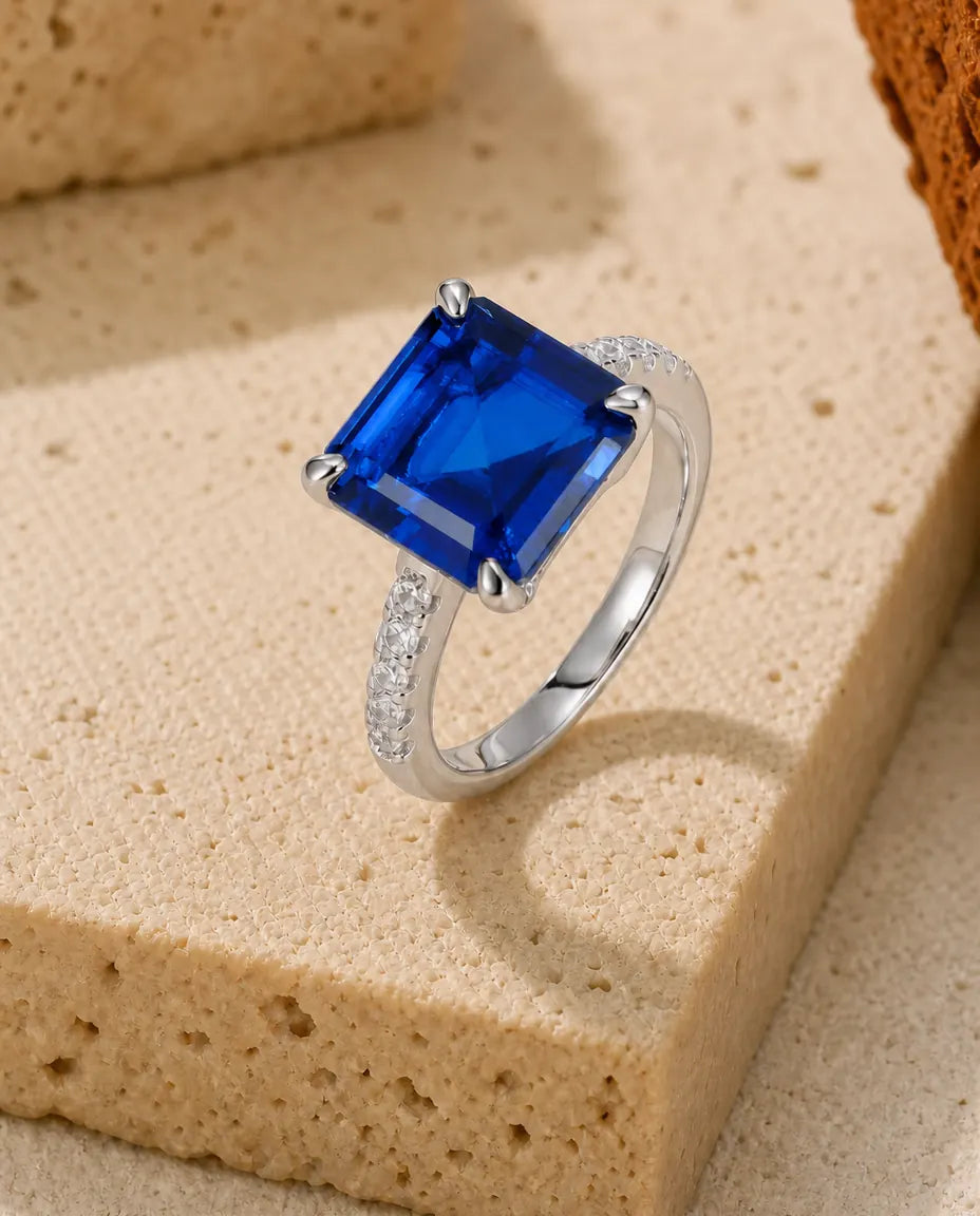 Anello Zaffiro Blu Creato in Laboratorio – Taglio Quadrato su Fascia Pavé, Argento 925