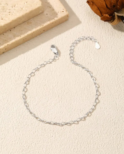 Bracciale Catena Forzatina in Argento 925 - adagiato morbido su una superficie chiara, con chiusura e prolunga