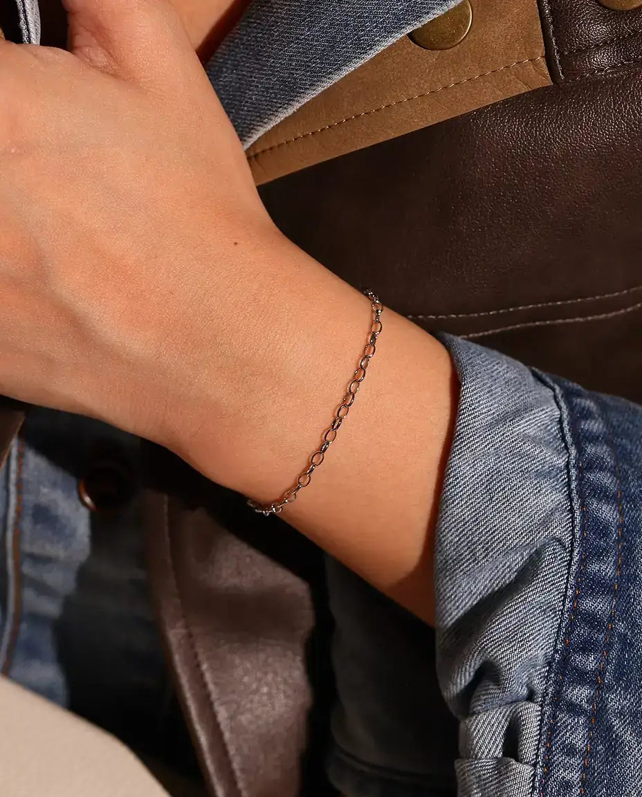 Bracciale Catena Forzatina in Argento 925 - indossato al polso, primo piano