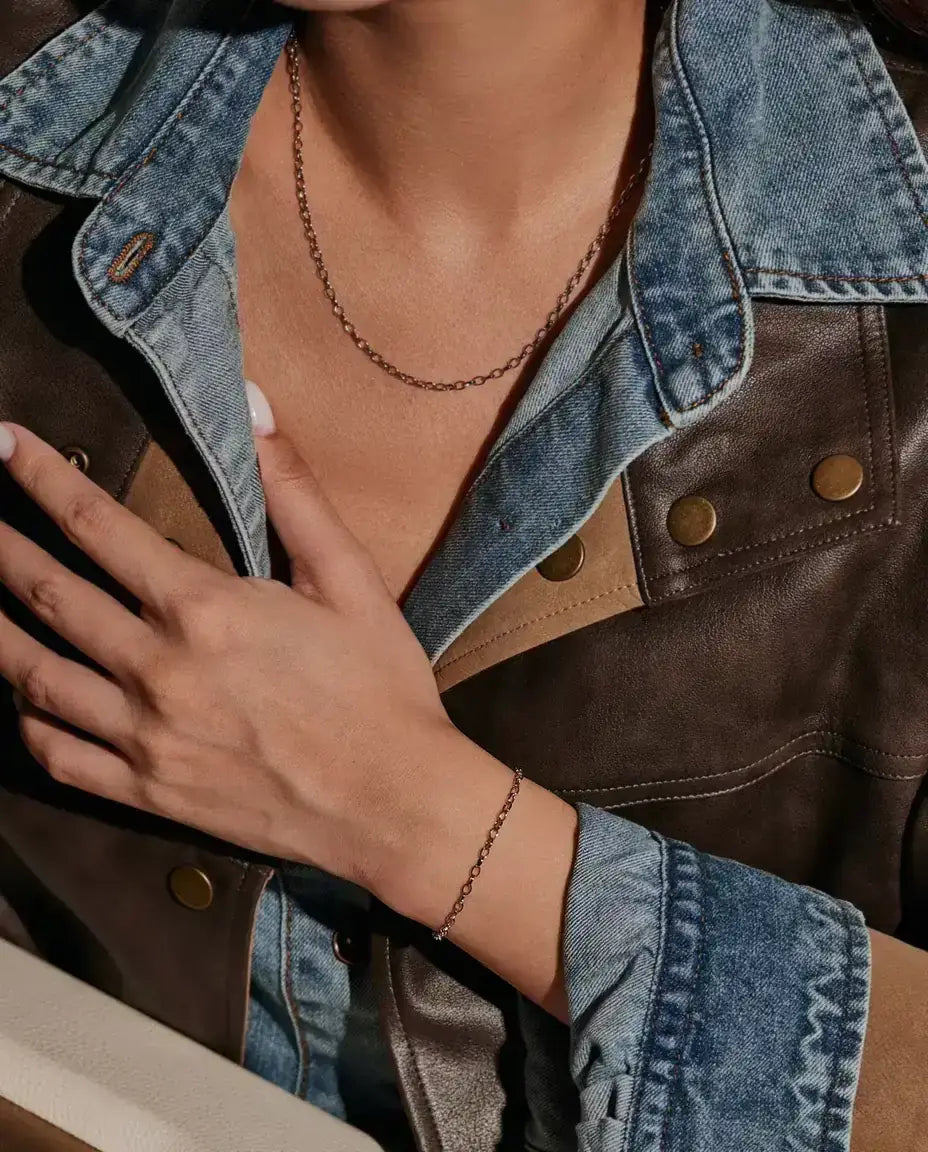 Bracciale Catena Forzatina in Argento 925 - indossato al polso, mano appoggiata sul petto