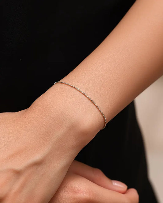 Bracciale Catena Diamantata in Argento 925 - indossato al polso, mani intrecciate