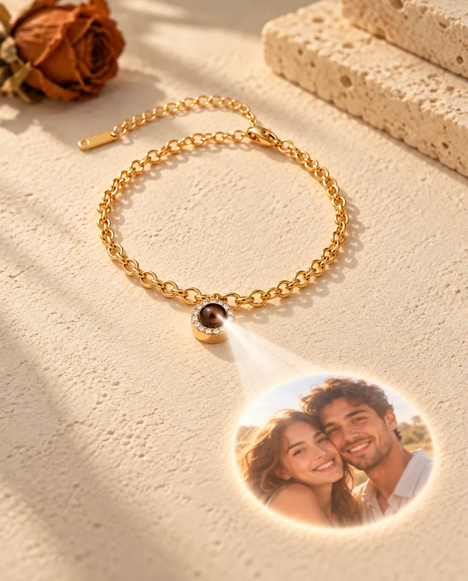 La luce che attraversa la pietra marrone del bracciale dorato con zirconi proietta una foto rotonda sul gesso