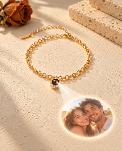 La luce che attraversa la pietra marrone del bracciale dorato con zirconi proietta una foto rotonda sul gesso