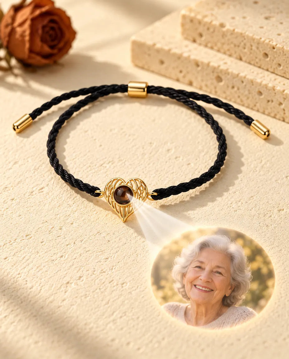 La luce attraverso la pietra marrone del cuore alato dorato proietta la foto rotonda di una nonna sorridente