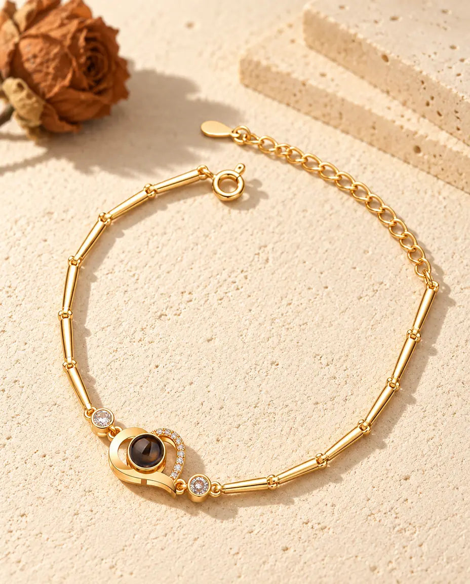 Bracciale dorato con cuore aperto, fila di zirconi, pietre laterali e chiusura ad anello a molla