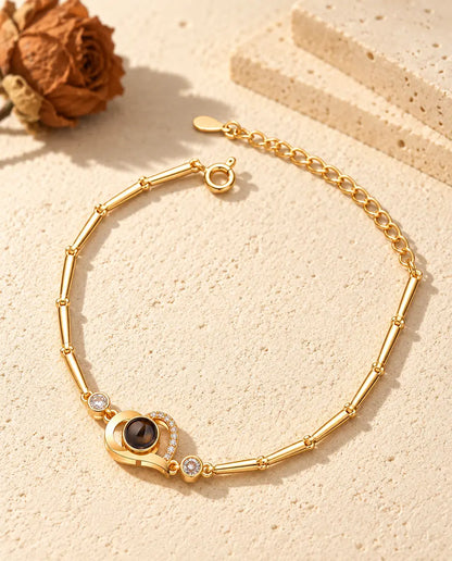 Bracciale dorato con cuore aperto, fila di zirconi, pietre laterali e chiusura ad anello a molla