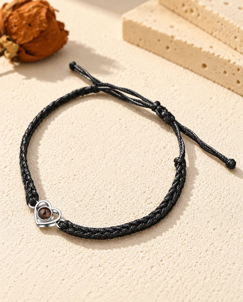 Bracciale con foto dentro personalizzato, cuore aperto in argento 925 su cordino intrecciato nero, su gesso color crema