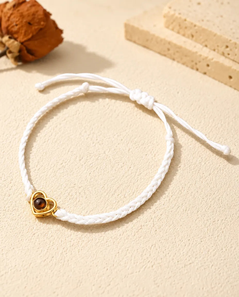 Bracciale con foto dentro su cordino intrecciato bianco con cuore aperto dorato e nodo scorrevole