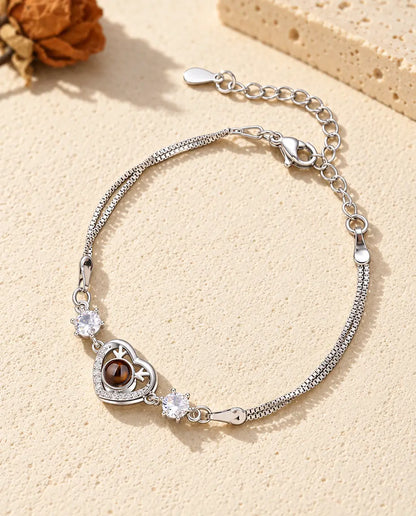 Bracciale con foto dentro personalizzato, cuore argentato con corna di cervo e due zirconi su doppia catena, su gesso crema