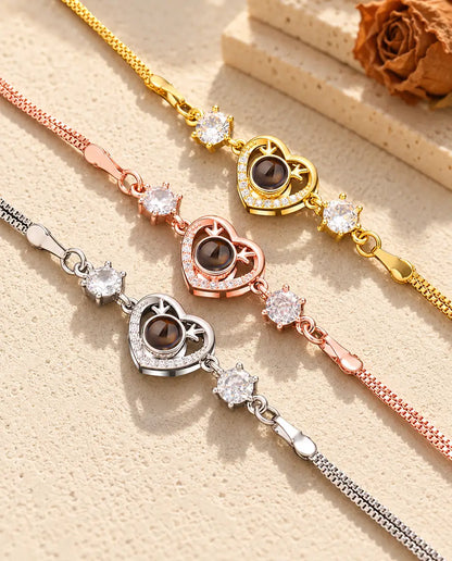 Primo piano di tre charm a cuore con piccole corna di cervo e pavé di pietre, uno per ogni colore