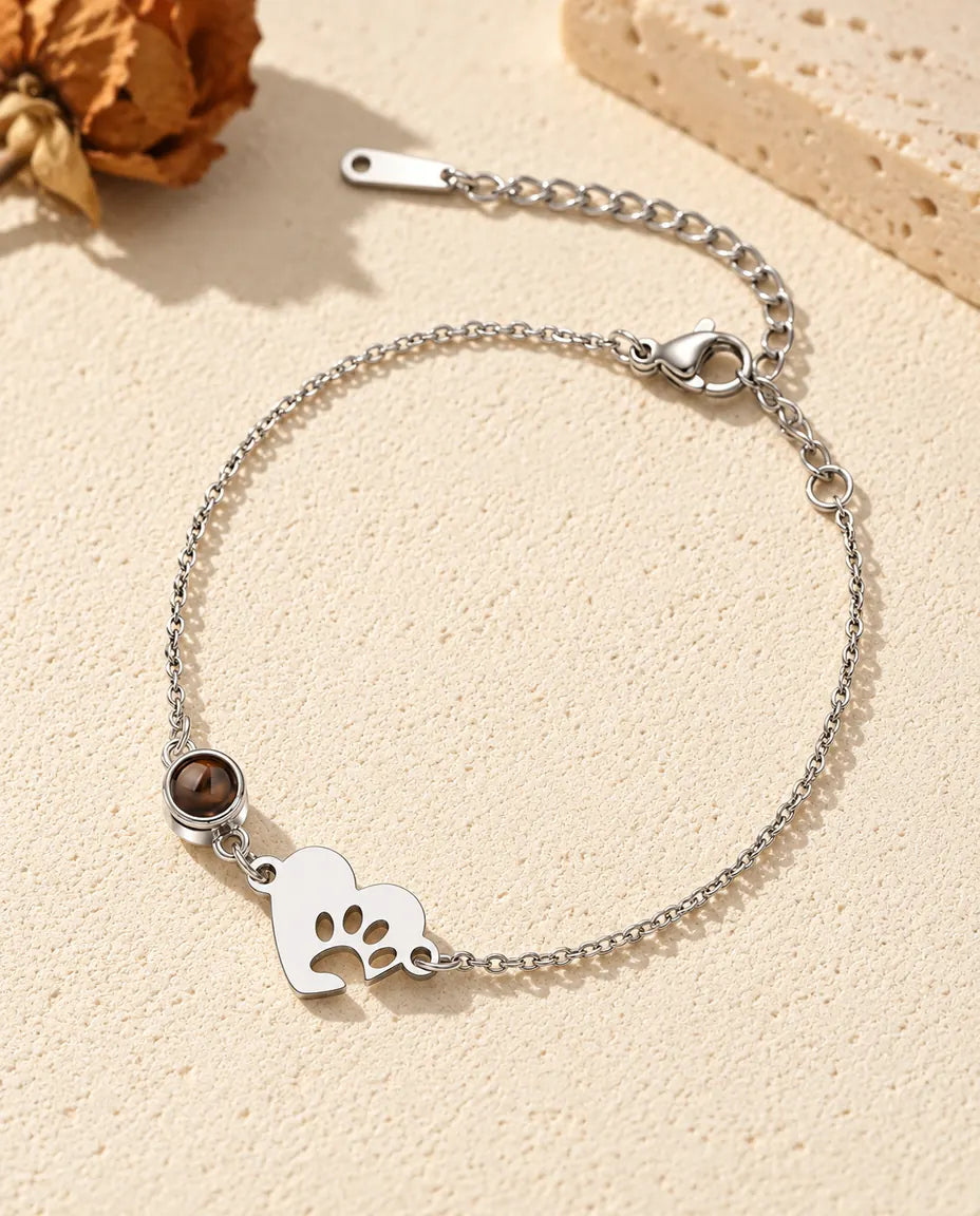 Bracciale con foto dentro personalizzato, cuore argentato con impronta di zampa e pietra su catenina sottile, su gesso crema