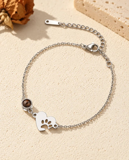 Bracciale con foto dentro personalizzato, cuore argentato con impronta di zampa e pietra su catenina sottile, su gesso crema