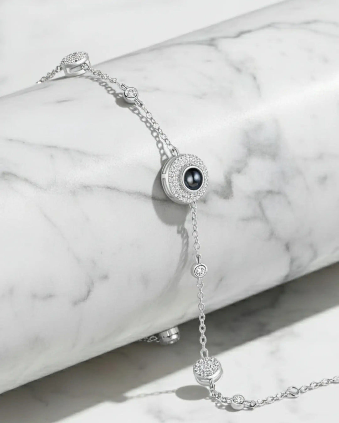 Bracciale con Foto Dentro – Catena Sottile con Zirconi e Halo Centrale, Personalizzato, Regalo per Lei