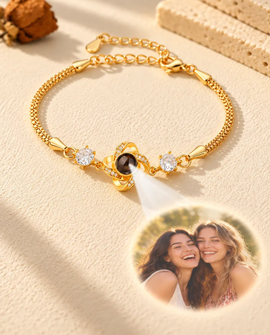 La luce attraverso la pietra marrone del nodo d'amore dorato proietta la foto rotonda di due amiche che ridono