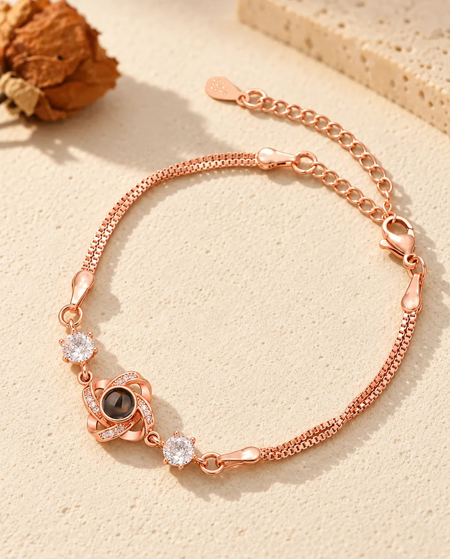 Bracciale color oro rosa con nodo d'amore, zirconi laterali scintillanti e doppia catena veneziana