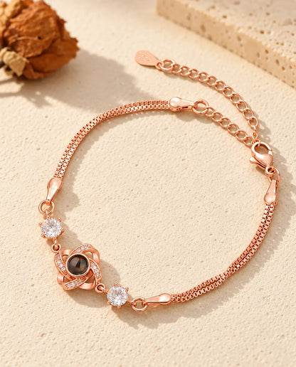 Bracciale color oro rosa con nodo d'amore, zirconi laterali scintillanti e doppia catena veneziana
