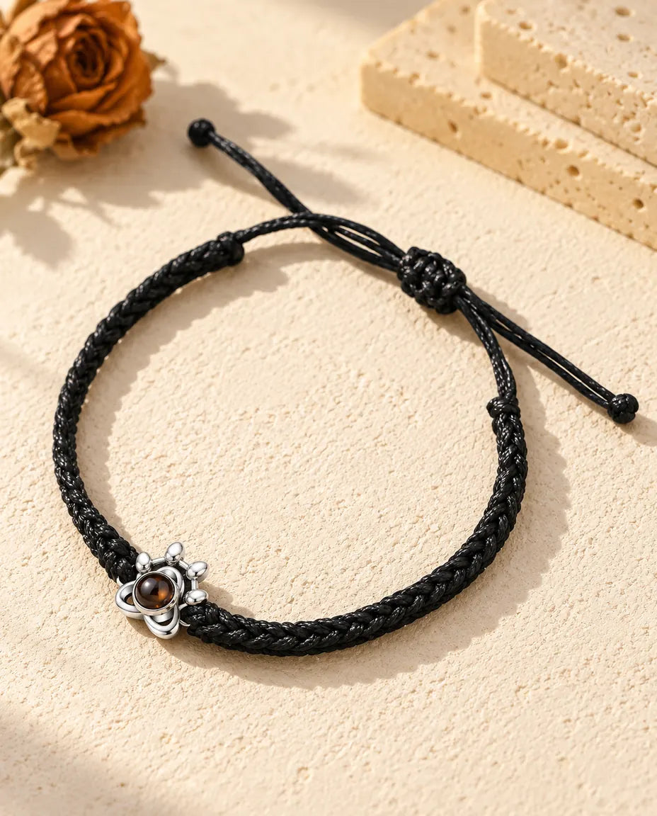 Bracciale con foto dentro personalizzato, charm a zampa in argento 925 su cordino intrecciato nero, su gesso color crema