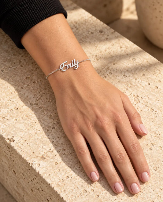 Bracciale con nome personalizzato in argento 925 - indossato da una modella