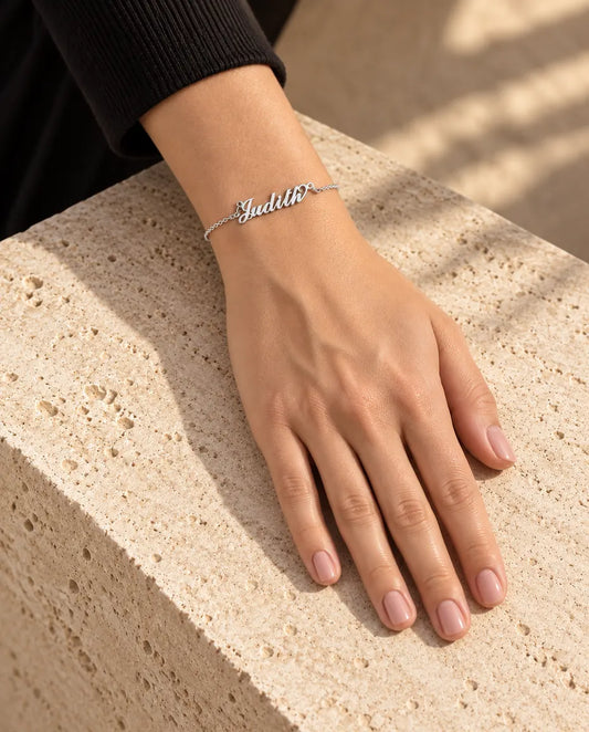 Bracciale personalizzato donna con nome inciso - indossato da una modella