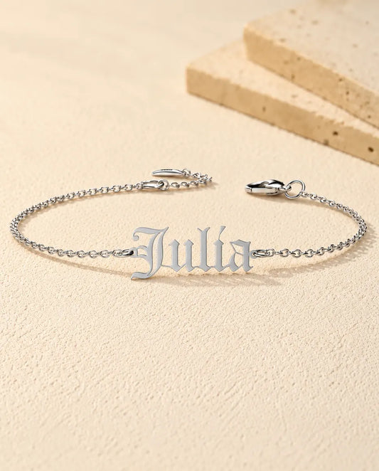 Bracciale con nome in stile gotico Old English - vista frontale