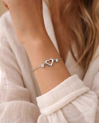 Bracciale Personalizzato con 2 Pietre e 2 Nomi - cuore aperto e due pietre portafortuna, regolabile, rodiato