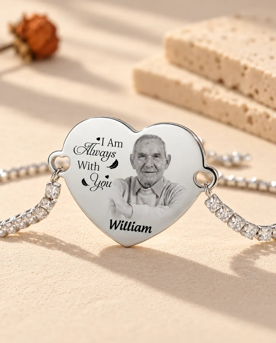 Primo piano del cuore argentato inciso con una foto in bianco e nero, un messaggio e il nome William