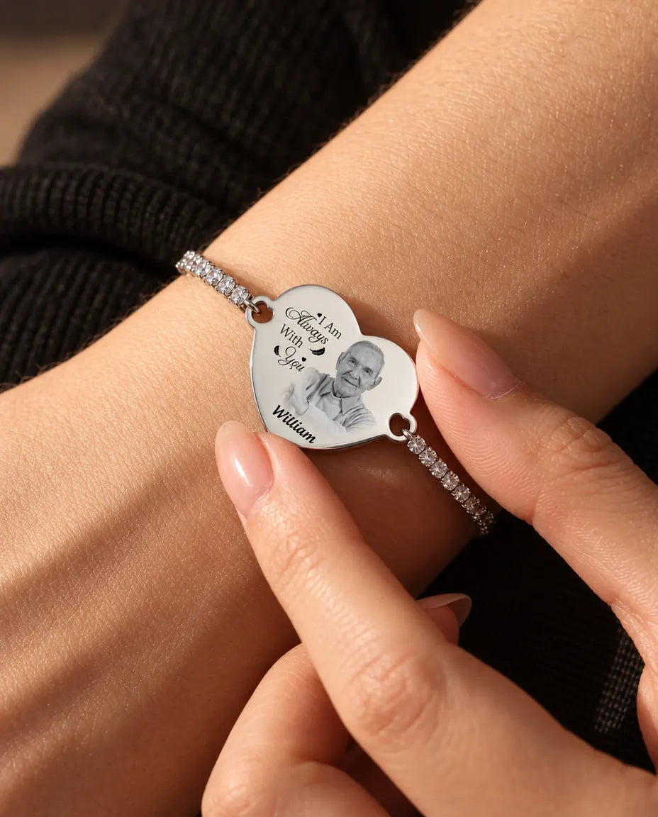 Punta delle dita che tengono il cuore con foto incisa del bracciale tennis argentato