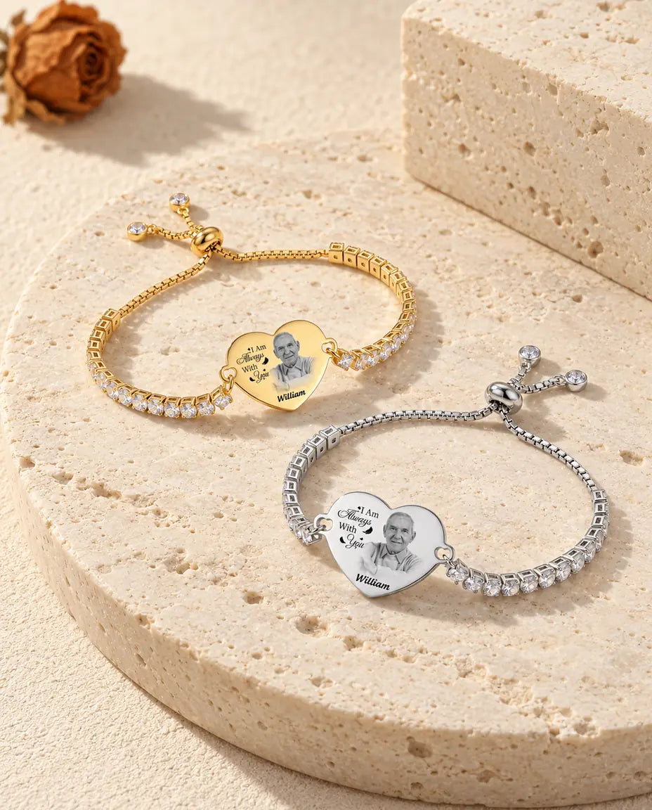 Bracciali argentato e dorato con cuore e foto incisa, insieme su un blocco di travertino