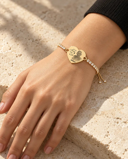 Donna che indossa il bracciale tennis dorato con cuore e foto incisa