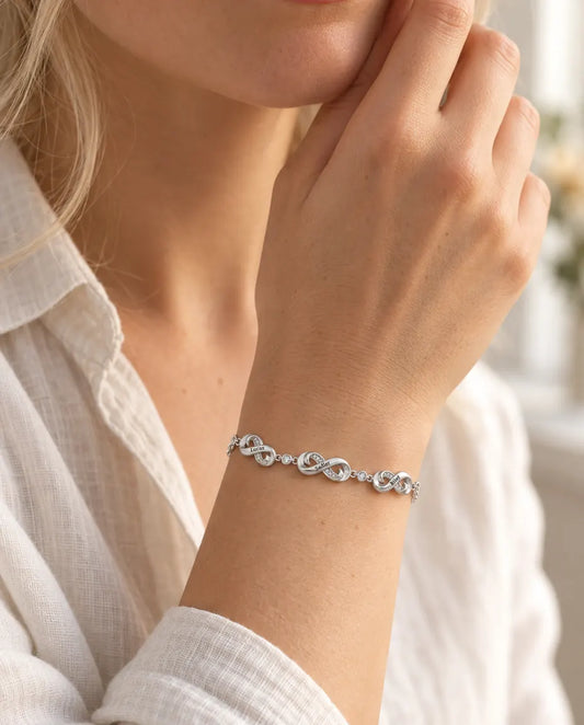 Bracciale Infinito Personalizzato con 1-5 Nomi - Charm Infinito Incisi con Zirconi, Regalo per la Famiglia o la Mamma, Argentato
