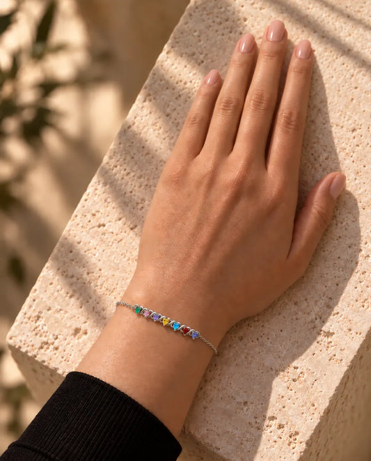 Bracciale Personalizzato Infinito Intrecciato - indossato da una modella