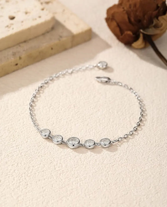 Bracciale Moissanite a Castone Chiuso in Argento 925 - adagiato morbido su una superficie chiara, con chiusura e prolunga