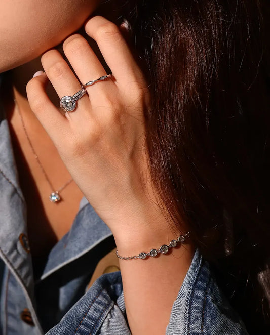 Bracciale Moissanite a Castone Chiuso in Argento 925 - indossato al polso, mano vicino al viso