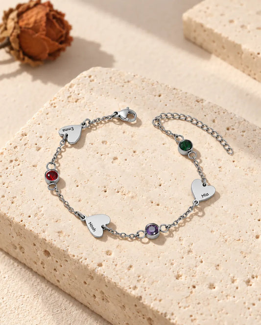 Bracciale con nomi personalizzato in acciaio inossidabile con tre cuori incisi e tre pietre di nascita
