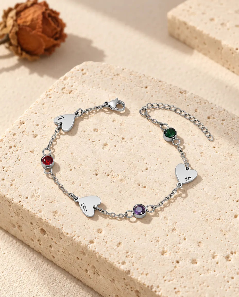Bracciale con nomi personalizzato in acciaio inossidabile con tre cuori incisi e tre pietre di nascita