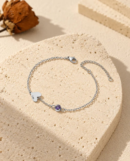 Bracciale con un nome: un solo cuore inciso e una pietra di nascita viola sulla catenina