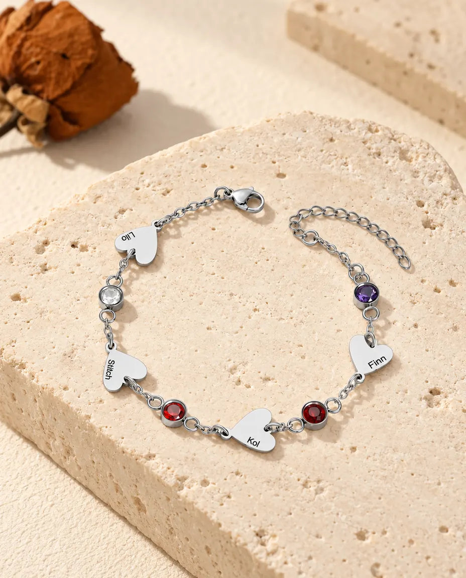 Bracciale famiglia con quattro nomi, quattro cuori incisi e quattro pietre di nascita