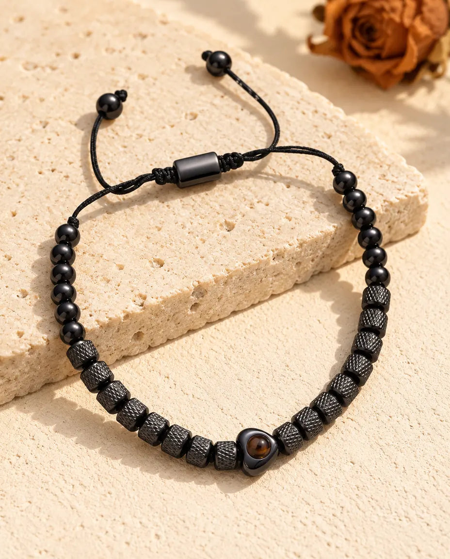 Bracciale di perline zigrinate nero con perla a cuore, passante scorrevole e perline terminali