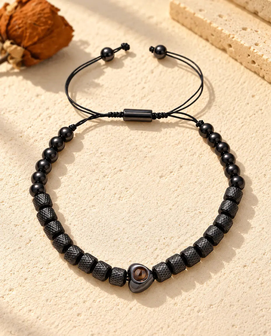 Bracciale unisex nero con perla a cuore, perline cilindriche zigrinate e perline tonde lisce