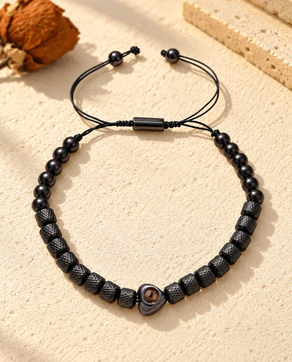 Bracciale unisex nero con perla a cuore, perline cilindriche zigrinate e perline tonde lisce