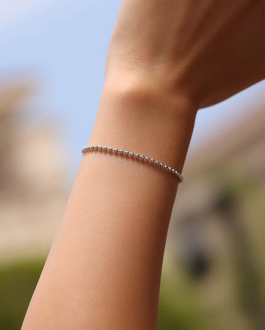 Bracciale con Perline Sfaccettate in Argento 925 - indossato al polso all’aperto