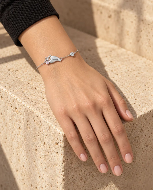 Bracciale personalizzato in argento 925 con piedini - indossato da una modella