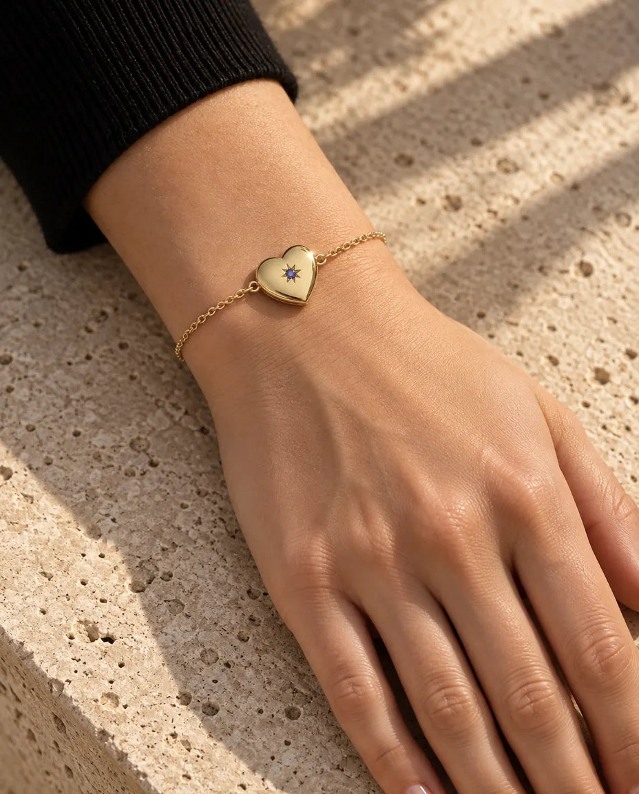 Vista ravvicinata del bracciale portafoto a cuore al polso