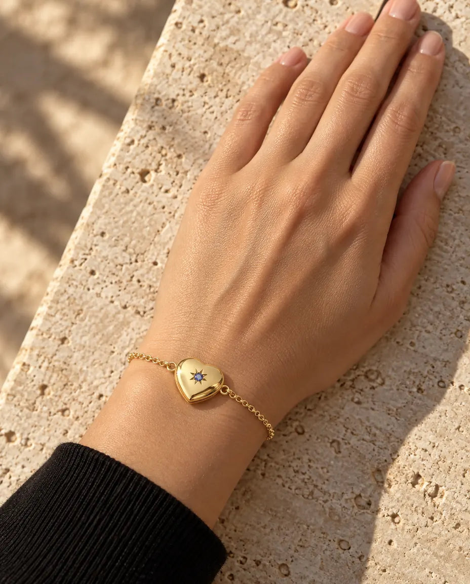 Donna che indossa il bracciale portafoto a cuore chiuso
